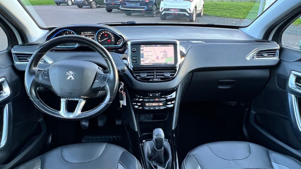 PEUGEOT 2008 1.2 Allure *Klimaautomatik+Panoramadach+PP*