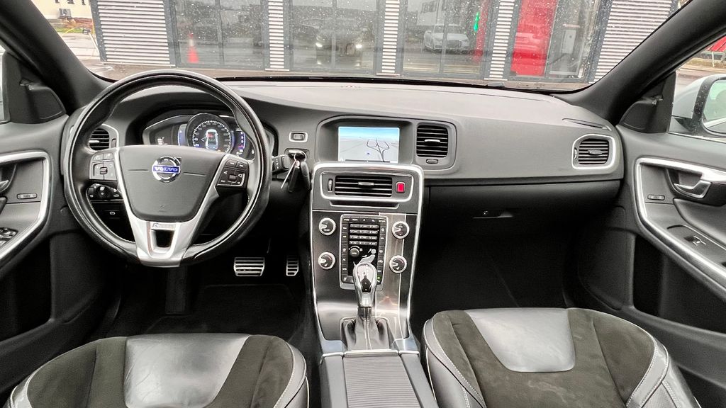 VOLVO S60 Lim. Momentum ***R-Design+Standheizung***