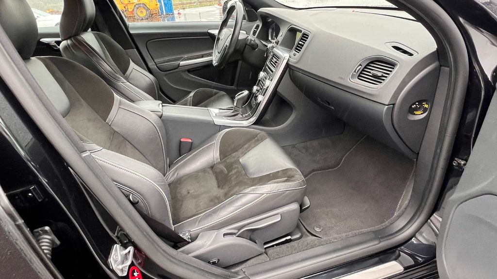 VOLVO S60 Lim. Momentum ***R-Design+Standheizung***