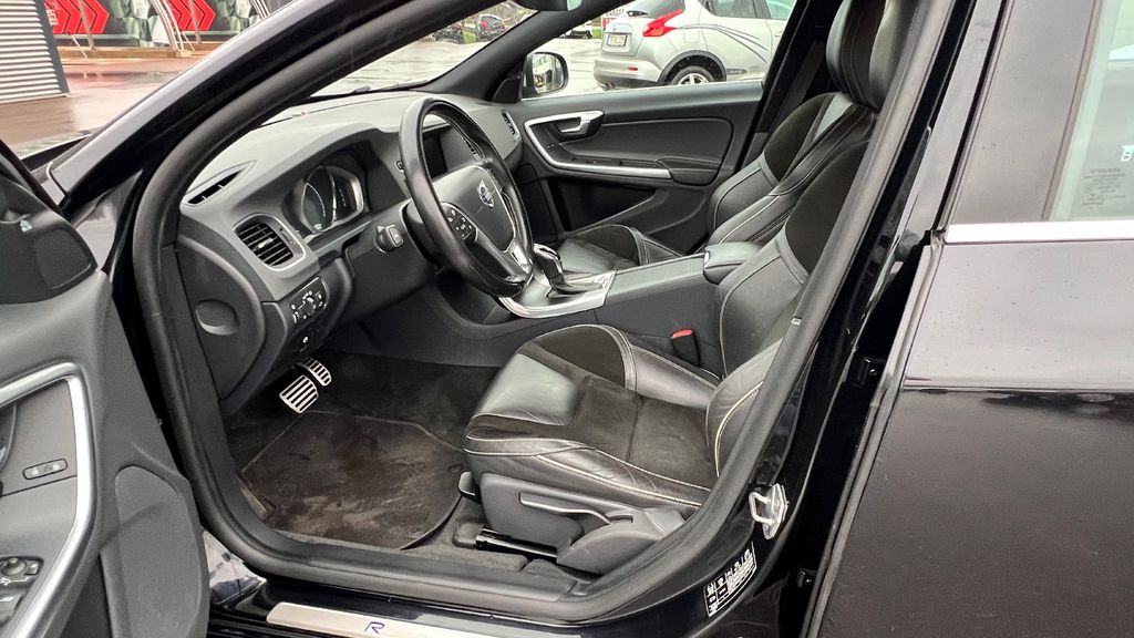 VOLVO S60 Lim. Momentum ***R-Design+Standheizung***