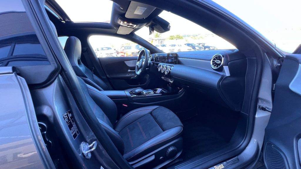 MERCEDES-BENZ CLA 220 AMG-Line ***Panodach+LED+19"+Kamera***