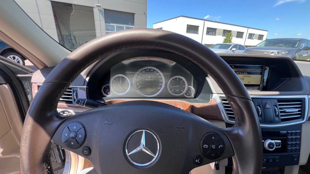 MERCEDES-BENZ E 220 CDI Limousine **Leder+AHK+Kamera+Memory**